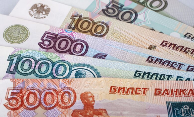 الروبل الروسي يتراجع لأدنى مستوياته أمام الدولار وخسائره الشهرية تبلغ 14%