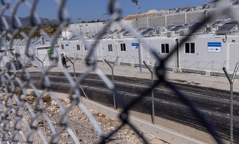 "غوانتانامو أوروبا".. مركز يوناني لاحتجاز المهاجرين غير النظاميين