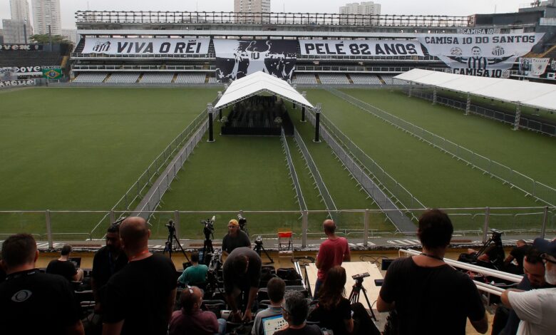 شاهد- بدء مراسم وداع بيليه في البرازيل.. ملعب سانتوس يستعد لاستقبال جثمان "ملك" كرة القدم