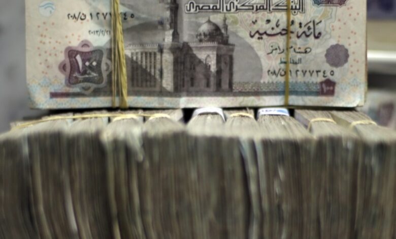الجنيه المصري يهبط إلى 26 مقابل الدولار