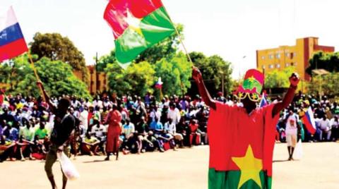 بوركينا فاسو: هل يعزز الدعم الشعبي لـ«المجلس العسكري» القطيعة مع فرنسا؟