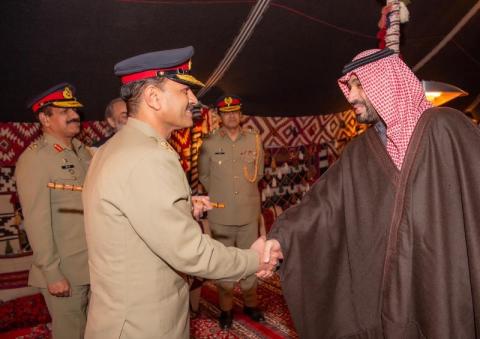 ولي العهد السعودي وقائد الجيش الباكستاني يستعرضان العلاقات الثنائية