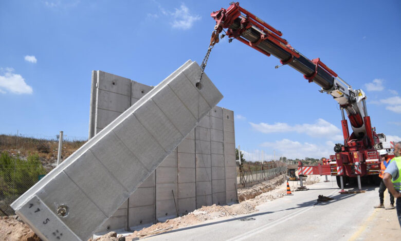 بكلفة 50 مليون دولار ويمتد على طول الطريق السريع.. جدار إسرائيلي جديد لتحصين مستوطنات غلاف غزة