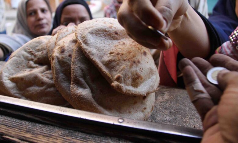 الحكومة تدرس دعمه نقدا.. إلى أين يتجه رغيف الخبز في مصر؟