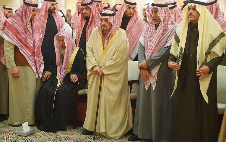 أمير الرياض يؤدّي صلاة الميت على والدة الأمير فيصل بن مشاري بن محمد بن عياف