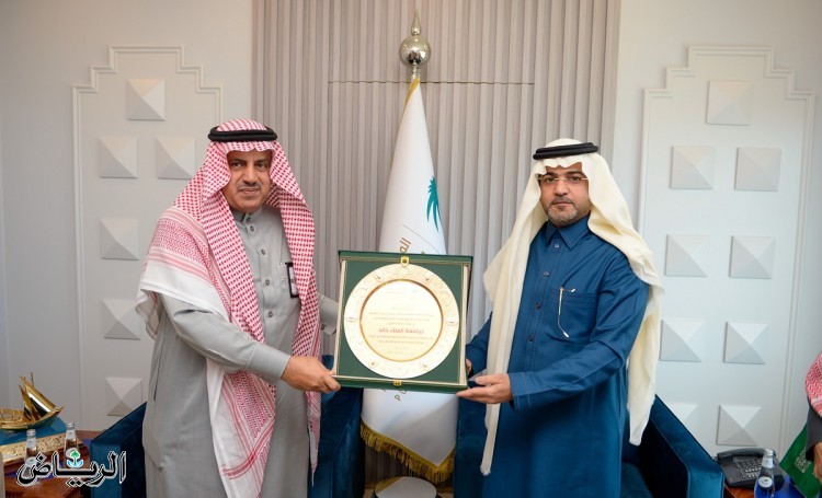 رئيس جامعة الملك خالد يبحث مع رئيس النيابة ومديري إدارات عسير تعزيز التعاون