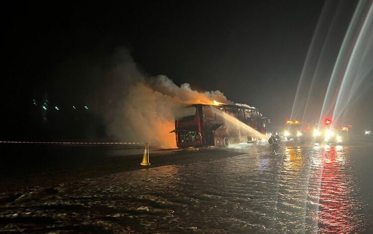 "مدني عفيف" يخمد حريقًا في حافلة دون إصابات