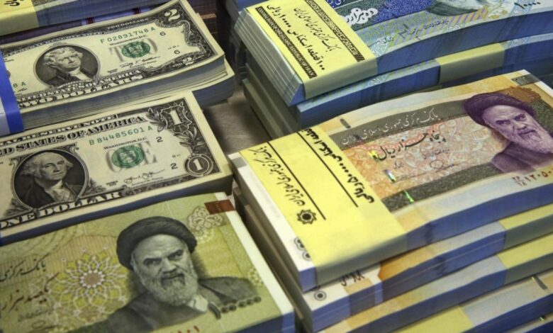 ما أسباب الانهيار التاريخي للريال الإيراني أمام الدولار الأميركي؟