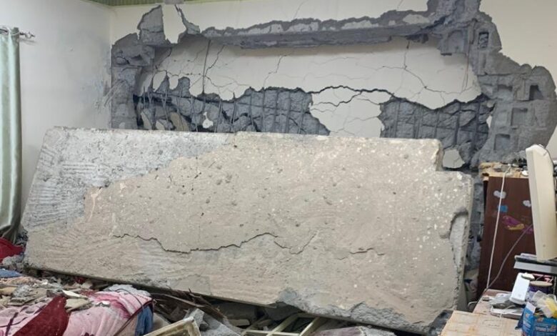 بالصور.. انهيار صخري في دارسيت وإصابة طفلين