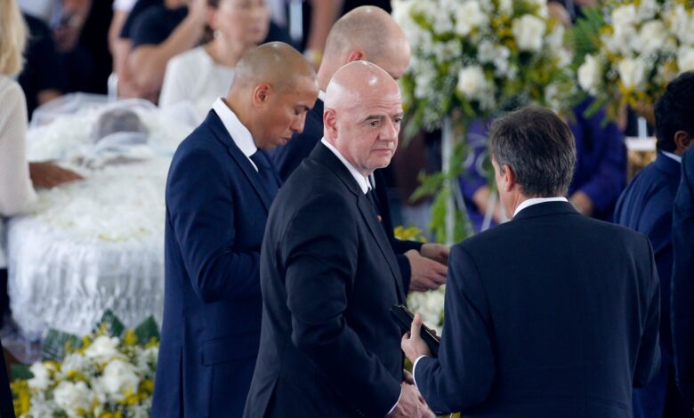 رئيس الفيفا يبرر.. غضب واسع من إنفانتينو بسبب "سلوكه" في جنازة بيليه