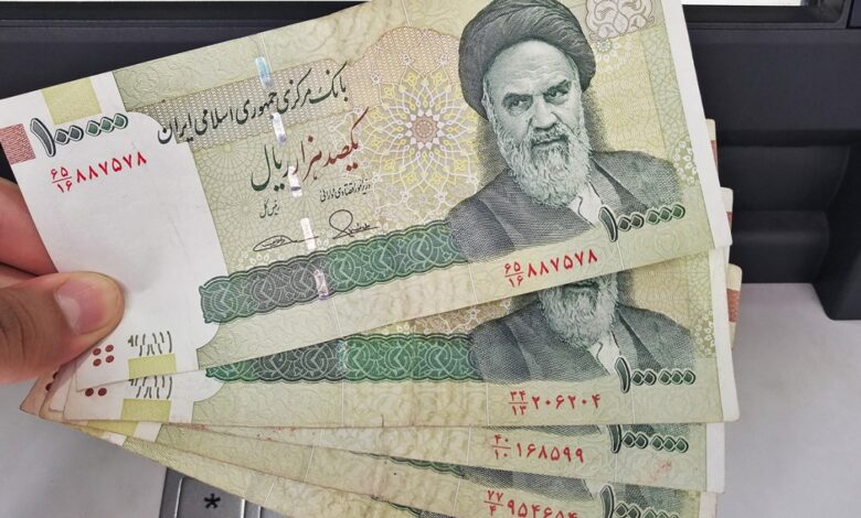 تراجع الريال الإيراني إلى مستوى قياسي مقابل الدولار