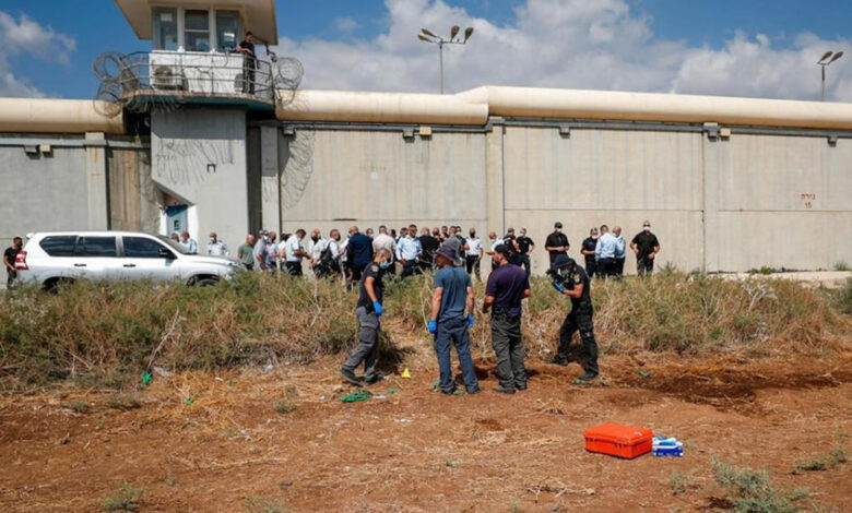 النقل من سجن لآخر.. سياسة إسرائيلية تضاعف عذابات الأسرى الفلسطينيين