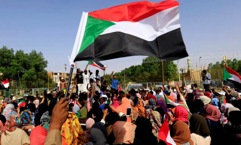 محاولات"يائسة" أم خطوة لتفكيك نظام البشير؟.. هل أوشك قطار الأزمة في السودان على نهايته؟
