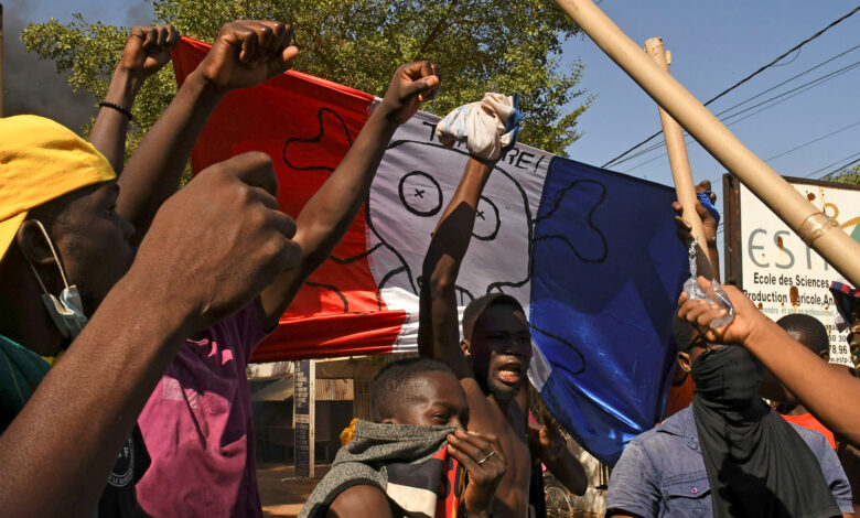 طالبت قوات فرنسا بمغادرة أراضيها.. محللون يكشفون دوافع قرار بوركينا فاسو ويتساءلون: هل تواطأت باريس مع "العدو"؟