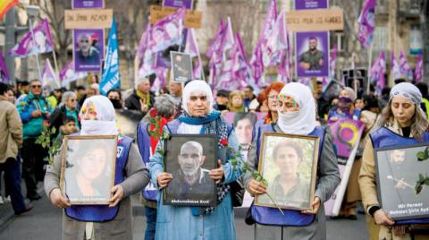 مسيرة في باريس تكريماً لناشطات كرديات قُتلن عام 2013
