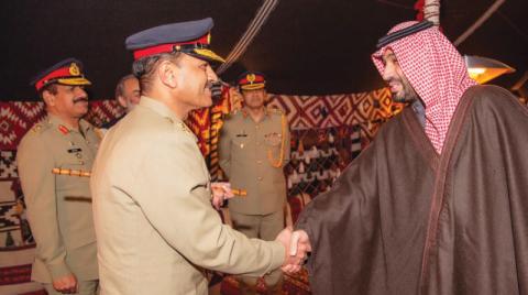 ولي العهد السعودي وقائد الجيش الباكستاني يستعرضان العلاقات وفرص تطويرها
