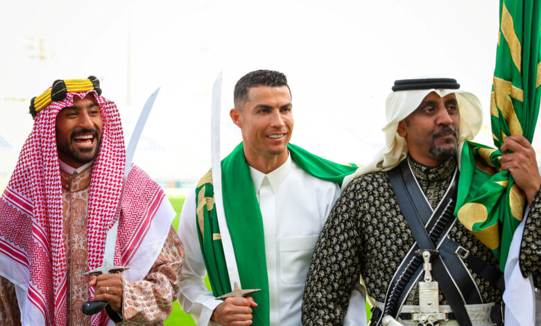 شاهد- حاملا السيف ومرتديا الثوب العربي.. رونالدو يحتفل بيوم التأسيس في السعودية