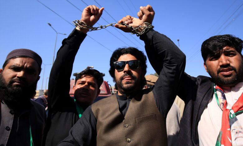لمواجهة "هضم الحقوق".. ملء السجون وسيلة احتجاج جديدة في باكستان