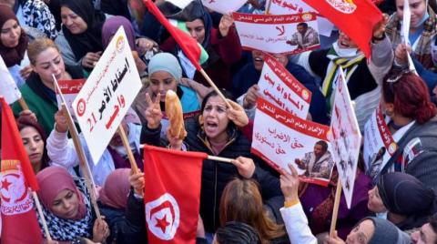 التونسيون ينظمون احتجاجات جماهيرية