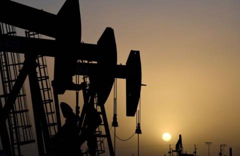 النفط يرتفع مع وزن السوق للاقتصاد ، في انتظار بيانات المخزون