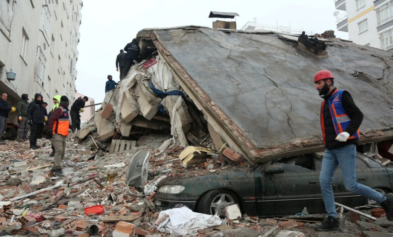 ارتفاع حصيلة القتلى إلى أكثر من 4000 بعد زلزال تركيا وسوريا |  أخبار الزلازل