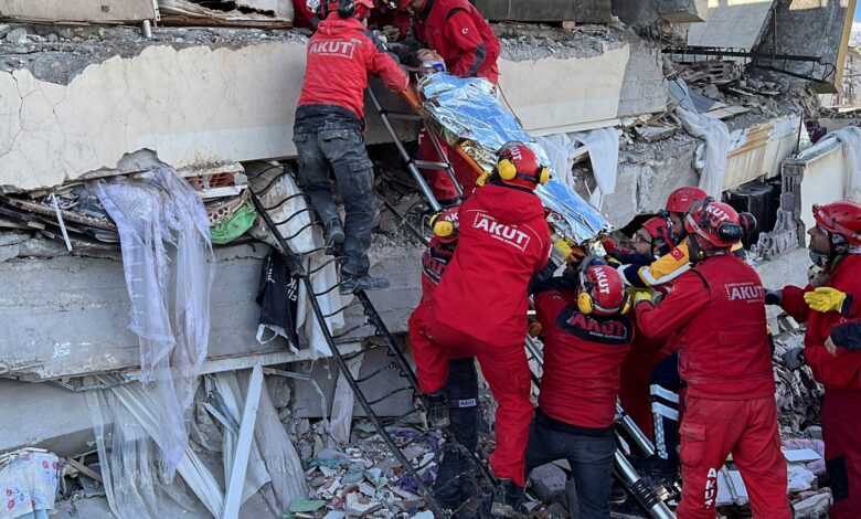أكثر من 9000 قتيل مع استمرار البحث عن زلزال تركيا وسوريا |  أخبار الزلازل