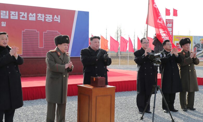 كيم جونغ أون رئيس كوريا الشمالية يفسح المجال لبناء شقق ومزرعة
