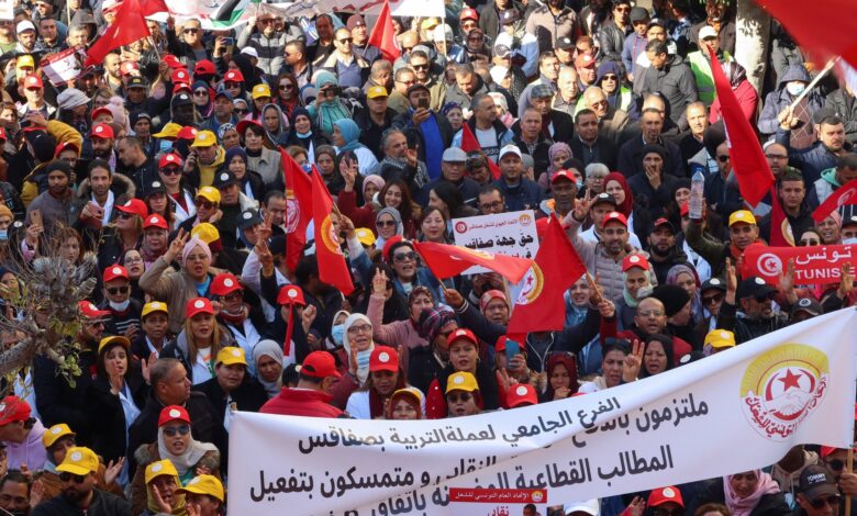 نقابات في تونس تحتج على المشاكل الاقتصادية واعتقال مسؤول |  أخبار الاحتجاجات