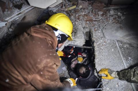 طواقم تعثر على ناجين والعديد من القتلى بعد زلزال تركيا وسوريا