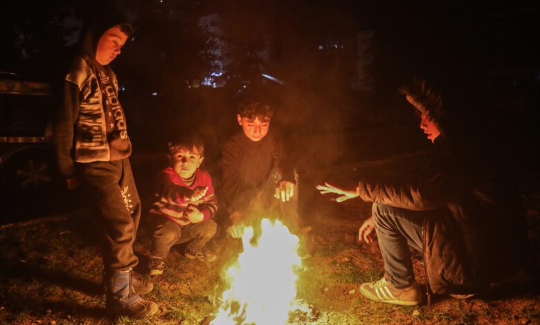بالصور: خوفا من توابع الزلزال ، تنام العائلات في شمال غرب سوريا في خيام