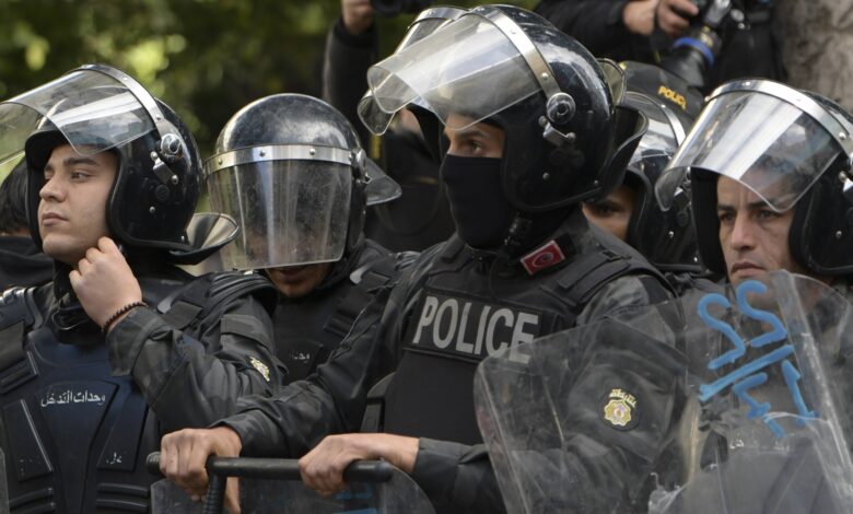 الشرطة التونسية تعتقل شخصيات بارزة مع استمرار القمع |  أخبار السياسة