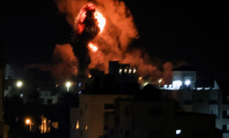 انفجارات تهز غزة بعد غارات جوية اسرائيلية |  أخبار الصراع الإسرائيلي الفلسطيني