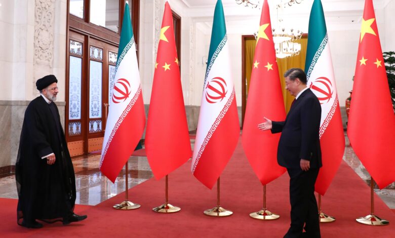 كيف ستؤثر زيارة رئيسي إلى بكين على العلاقات الإيرانية الصينية؟  |  شي جين بينغ نيوز