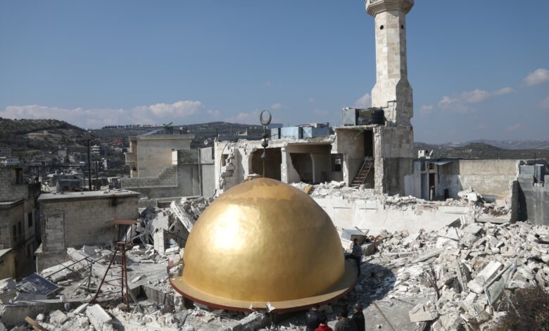 قرويون ينعون مسجدًا دمره الزلزال السوري
