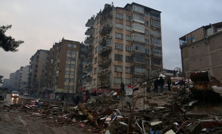 عالم كرة القدم يتضامن مع تركيا وسوريا معزيا في ضحايا الزلزال