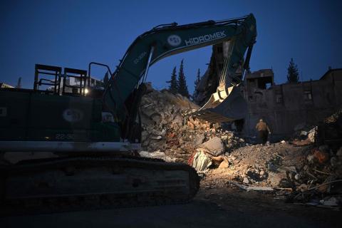 بدأت الحفريات بإزالة الأنقاض في المنطقة التركية التي ضربها الزلزال