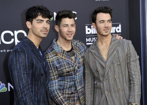 أعلن Jonas Brothers عن ألبوم جديد ، عروض برودواي في مارس