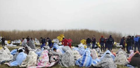 مقتل العشرات في تحطم قارب مهاجرين قبالة إيطاليا