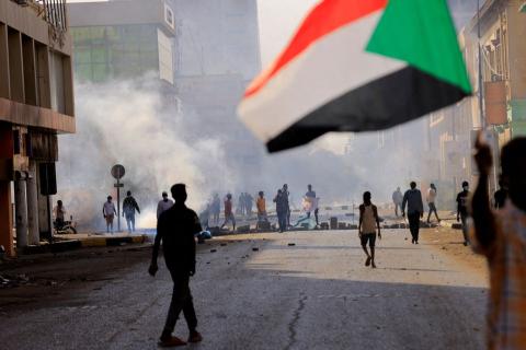 متظاهرون سودانيون يقطعون الطريق البري مع مصر