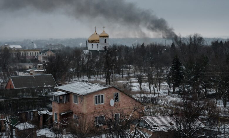 في منازل بلا جدران ولا نوافذ.. بعض سكان هذه القرية الأوكرانية يرفضون مغادرتها