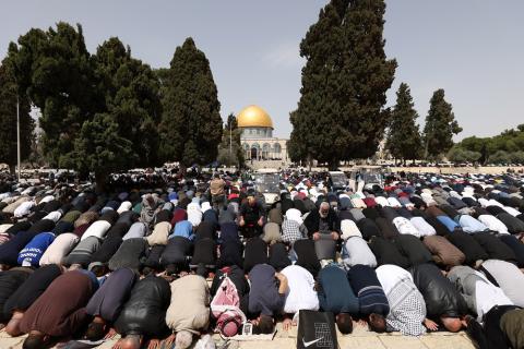 المسلمون يصلون في المسجد الأقصى في القدس في بداية شهر رمضان