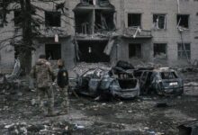 أوكرانيا تقول إنها تسقط طائرات بدون طيار فوق كييف ، ويتسوق الحطام المشتعل