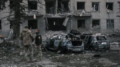أوكرانيا تقول إنها تسقط طائرات بدون طيار فوق كييف ، ويتسوق الحطام المشتعل