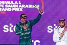 وزير الرياضة السعودي يتوج سيرجيو بيريز بجائزة F1 STC السعودية الكبرى 2023