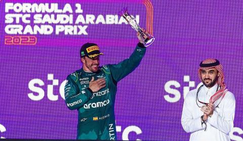 وزير الرياضة السعودي يتوج سيرجيو بيريز بجائزة F1 STC السعودية الكبرى 2023