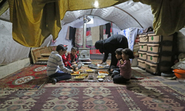 مناشدات بتقديم الدعم.. الزلزال يُغيّب بهجة رمضان في مخيمات النزوح شمالي سوريا