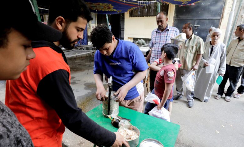 رغم التضخم .. المصريون يحفرون بعمق للتصدق في رمضان |  سمات
