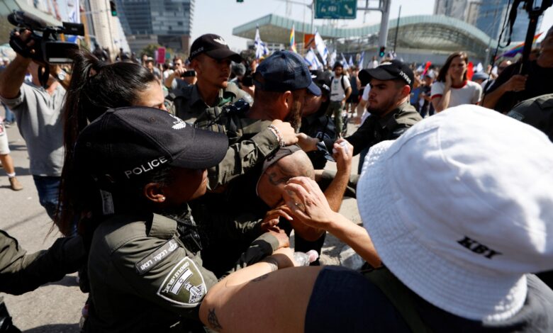 الشرطة الاسرائيلية تطلق قنابل صوتية على احتجاجات مؤيدة للقضاء |  أخبار