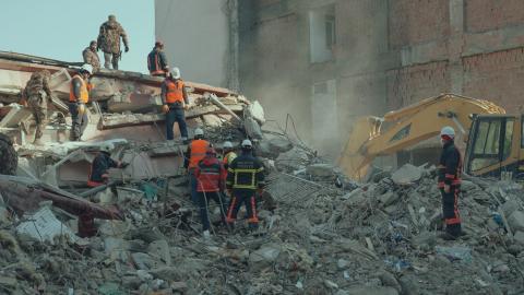 يبلغ عدد ضحايا الزلزال في تركيا 48000 في سباق الحكومة لبناء مدن حاوية