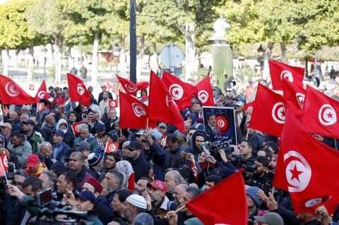 المعارضة التونسية تتحدى حظر التظاهر بالتجمع